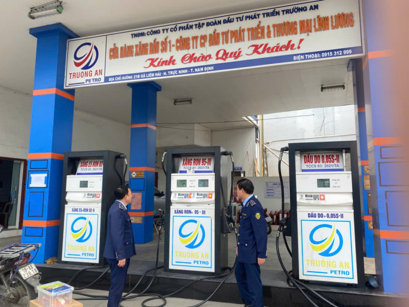 Xử phạt doanh nghiệp xăng dầu bán cao hơn mức tối đa quy định -0