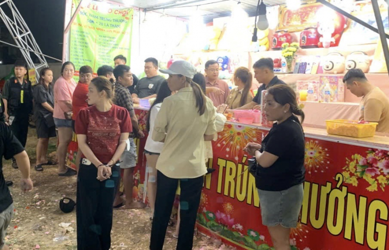 Bắt hàng chục đối tượng  dựng các gian hàng “ma” lừa đảo khách chơi rút thăm trúng thưởng -0