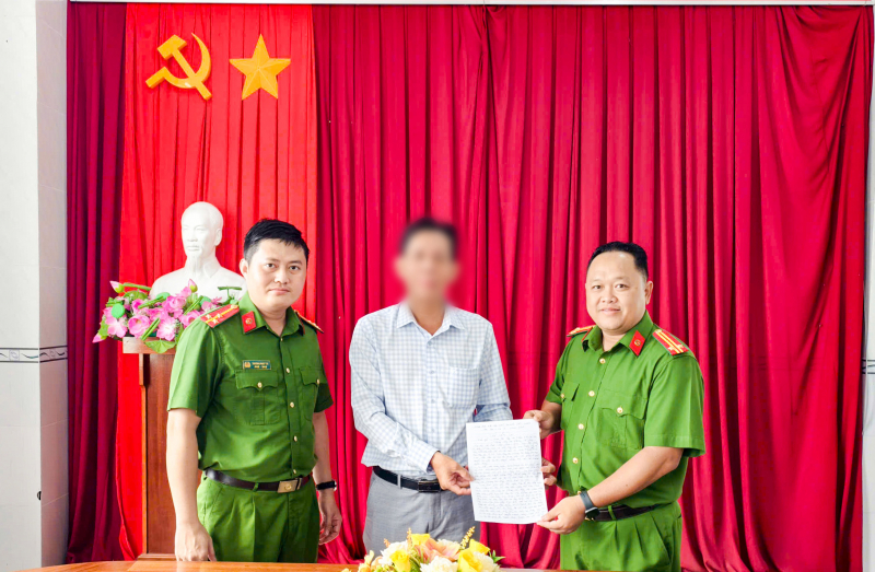 Công an phường hỗ trợ người dân nhận lại gần 1 tỷ đồng chuyển knhầm -0