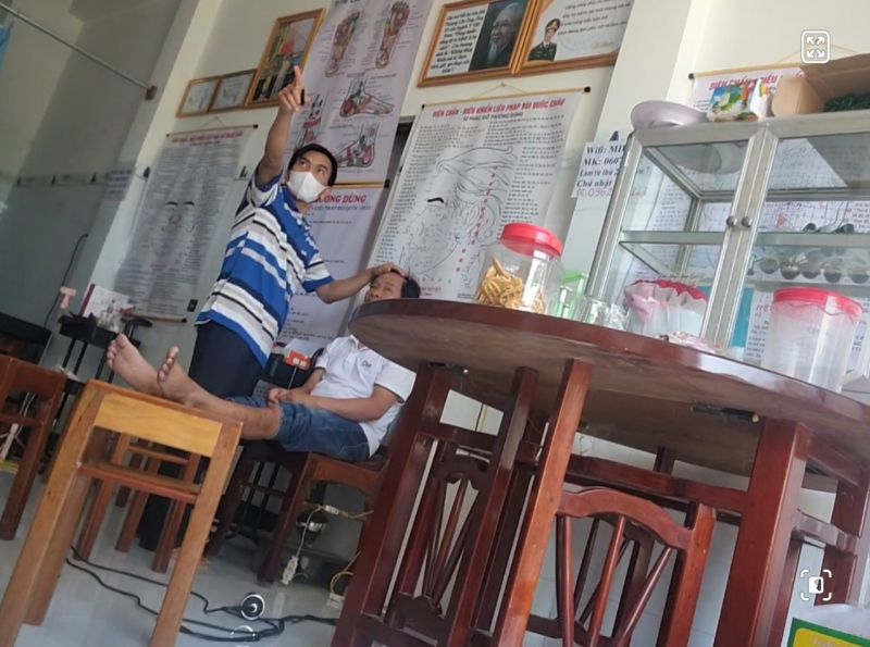 Bi hài chuyện “thầy” chữa bệnh là một… bệnh nhân tâm thần -0