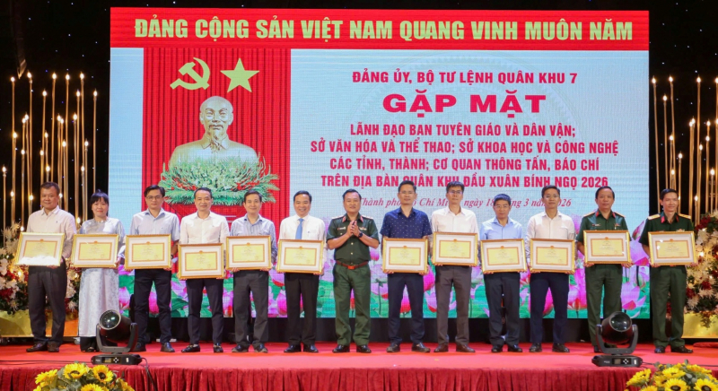 Quân khu 7 gặp mặt các cơ quan thông tấn, báo chí đầu Xuân Bính Ngọ 2026  -1