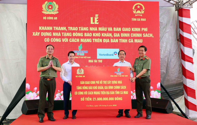 Bộ Công an bàn giao kinh phí xây dựng 500 căn nhà tặng các hộ khó khăn tại tỉnh Cà Mau -0