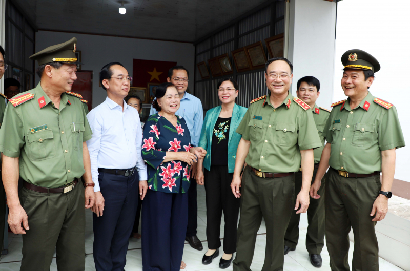 Bộ Công an bàn giao kinh phí xây dựng 500 căn nhà tặng các hộ khó khăn tại tỉnh Cà Mau -0