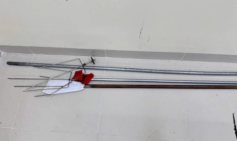 Kịp thời bắt giữ nhóm thanh thiếu niên mang hung khí đập phá nhà dân trong đêm -0