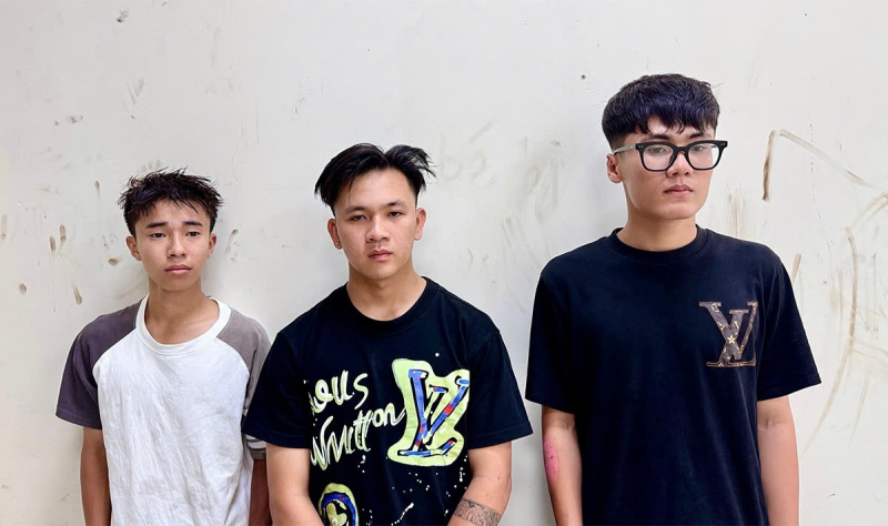Kịp thời bắt giữ nhóm thanh thiếu niên mang hung khí đập phá nhà dân trong đêm -0