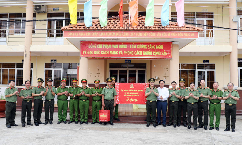 Bộ Công an bàn giao kinh phí xây dựng 500 căn nhà tặng các hộ khó khăn tại tỉnh Cà Mau -0