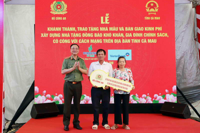 Bộ Công an bàn giao kinh phí xây dựng 500 căn nhà tặng các hộ khó khăn tại tỉnh Cà Mau -0