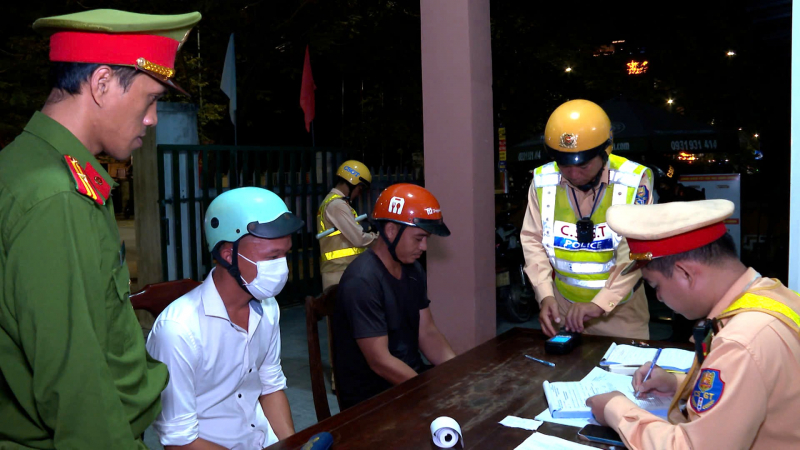 CSGT Công an TP Huế thực hiện quyết liệt nhiều giải pháp để giữ gìn trật tự an toàn giao thông -0