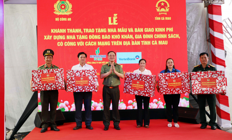 Bộ Công an bàn giao kinh phí xây dựng 500 căn nhà tặng các hộ khó khăn tại tỉnh Cà Mau -0