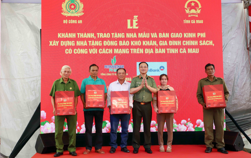 Bộ Công an bàn giao kinh phí xây dựng 500 căn nhà tặng các hộ khó khăn tại tỉnh Cà Mau -1