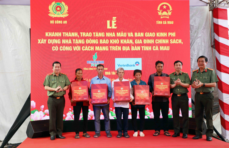 Bộ Công an bàn giao kinh phí xây dựng 500 căn nhà tặng các hộ khó khăn tại tỉnh Cà Mau -0