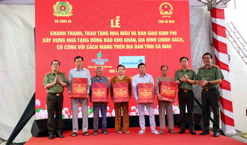 Bộ Công an bàn giao kinh phí xây dựng 500 căn nhà tặng các hộ khó khăn tại tỉnh Cà Mau -1