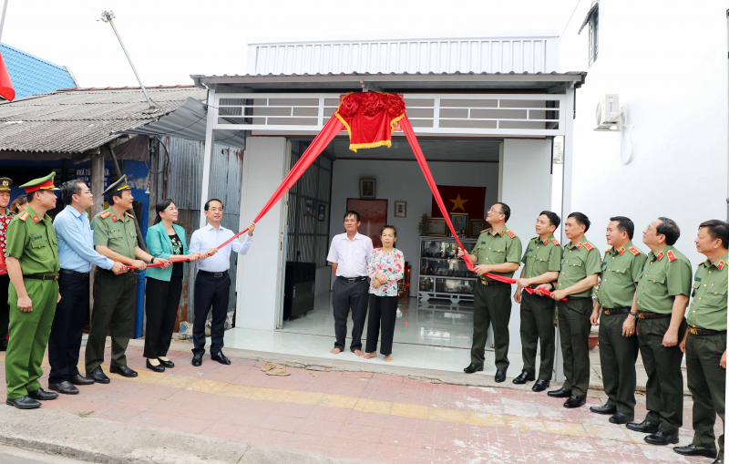 Bộ Công an bàn giao kinh phí xây dựng 500 căn nhà tặng các hộ khó khăn tại tỉnh Cà Mau -0