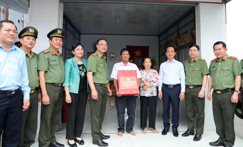 Bộ Công an bàn giao kinh phí xây dựng 500 căn nhà tặng các hộ khó khăn tại tỉnh Cà Mau -1