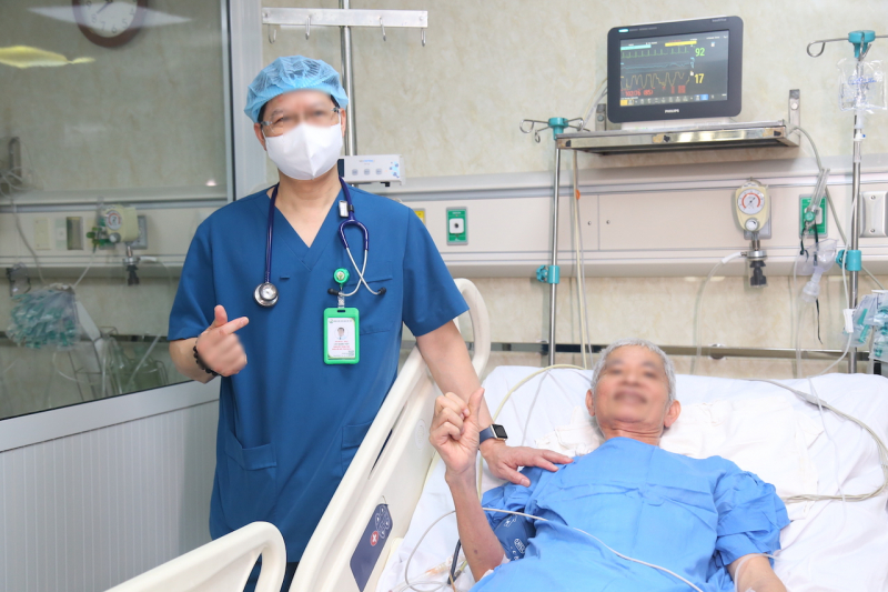 Người đầu tiên ở Việt Nam ghép đồng thời tim - gan và hiến gan cứu sống bệnh nhân ung thư -0