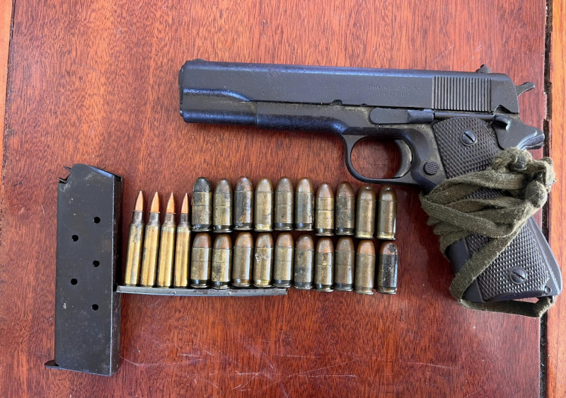  Tình cờ nhặt được vũ khí quân dụng người dân chủ động trình báo cơ quan Công an -0