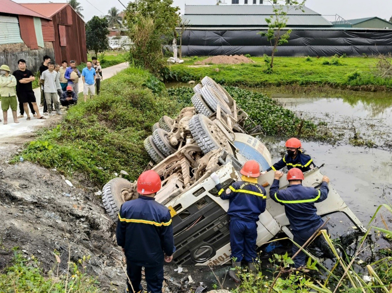 Cảnh sát giải cứu người kẹt trong xe trộn bê tông bị lật -0