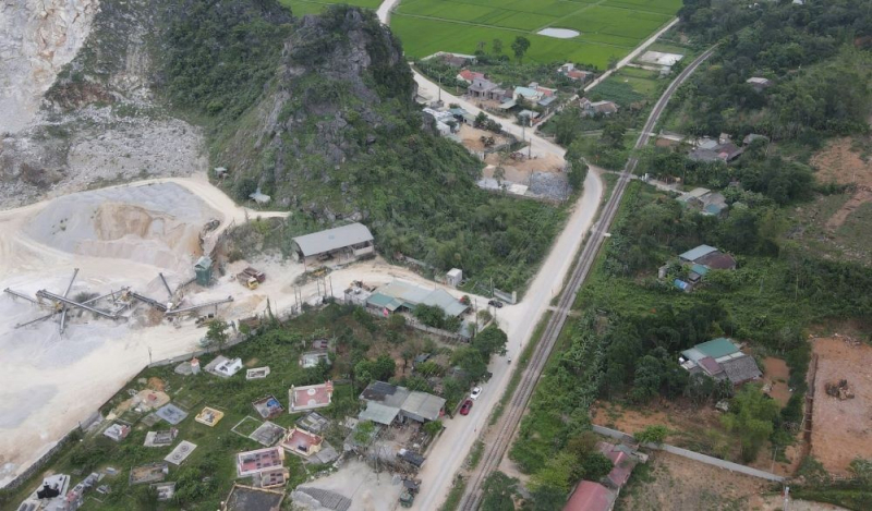 Nổ mìn khai thác đá làm nhiều hộ dân bị thủng mái nhà -0