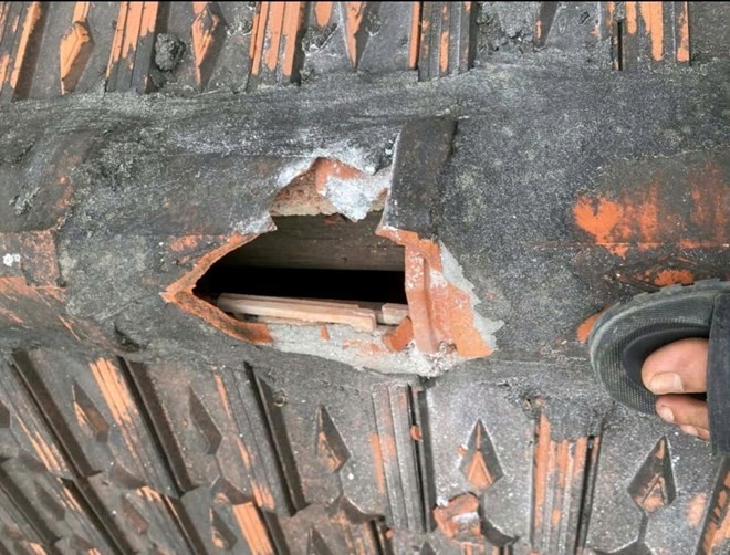 Nổ mìn khai thác đá làm nhiều hộ dân bị thủng mái nhà -0