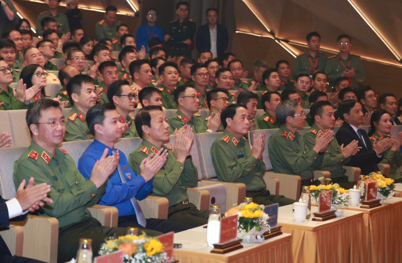 “Ngọn lửa tiên phong” - biểu tượng của tinh thần sẵn sàng dấn thân vì bình yên cuộc sống -0