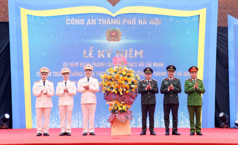 Tuyên dương 10 Gương mặt trẻ Công an Thủ đô xuất sắc tiêu biểu năm 2025 -0