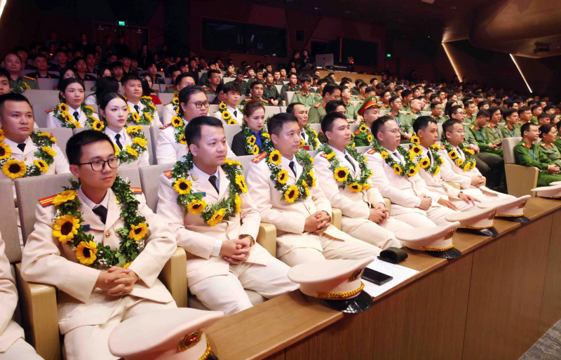 Tuyên dương 20 Gương mặt trẻ Công an tiêu biểu năm 2025 -0