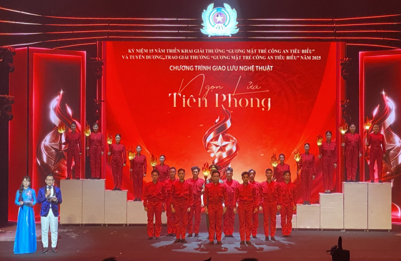 “Ngọn lửa tiên phong” - biểu tượng của tinh thần sẵn sàng dấn thân vì bình yên cuộc sống -0