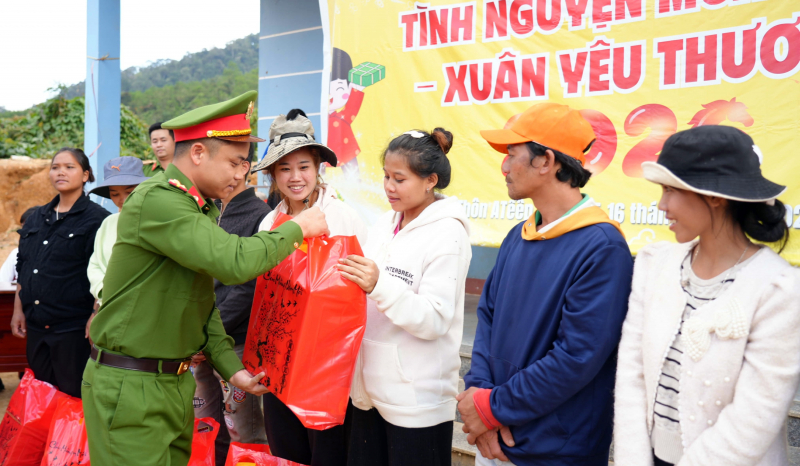 Điểm tựa bình yên từ sự xung kích của tuổi trẻ Công an cơ sở -0