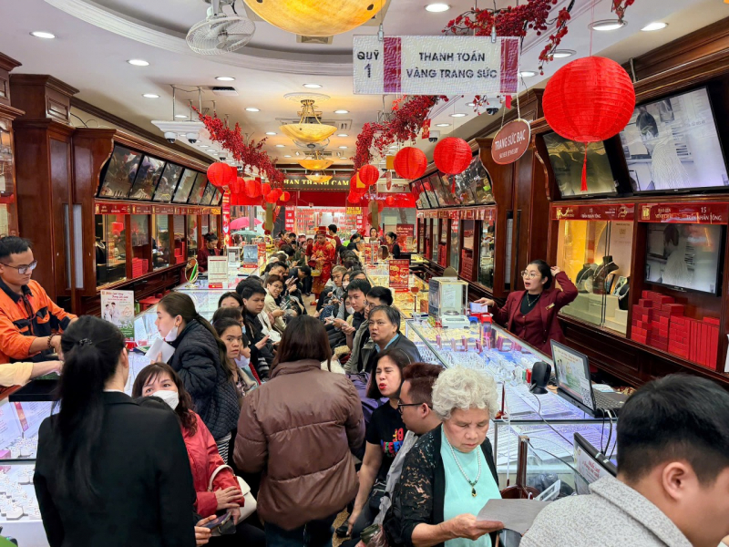 Giá vàng lao dốc, nên mua hay bán? -0