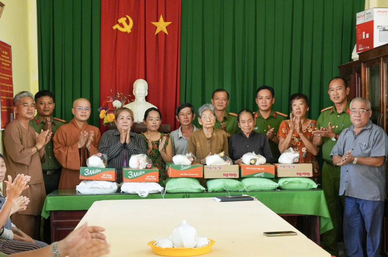 Con đường thắm tình quân dân -0