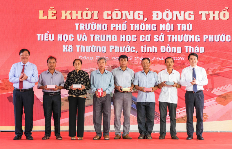 z7635020775726_4b65f91b29cbae29d636b486d85effe2.jpg -0