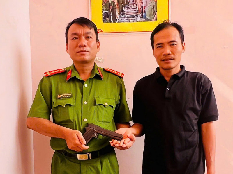  Tình cờ nhặt được vũ khí quân dụng người dân chủ động trình báo cơ quan Công an -0