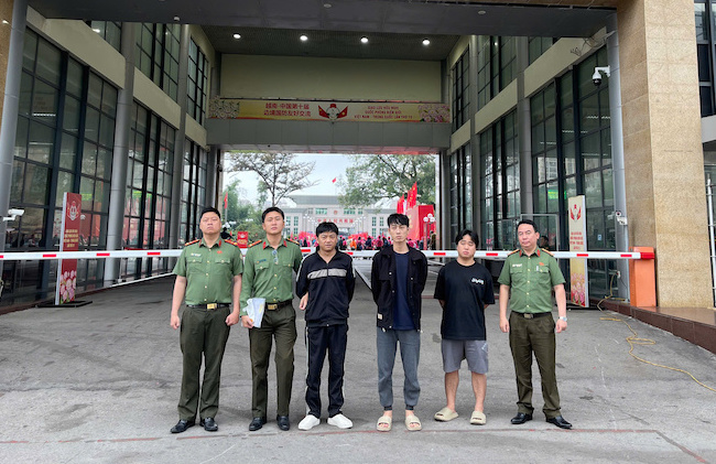 Trục xuất 7 đối tượng người Trung Quốc nhập cảnh trái phép -0