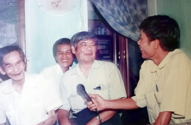 mai thìn trong m-t l-n ph-ng v-n nhà tho nguy-n ðình thi và y-n lan (1).jpg -0