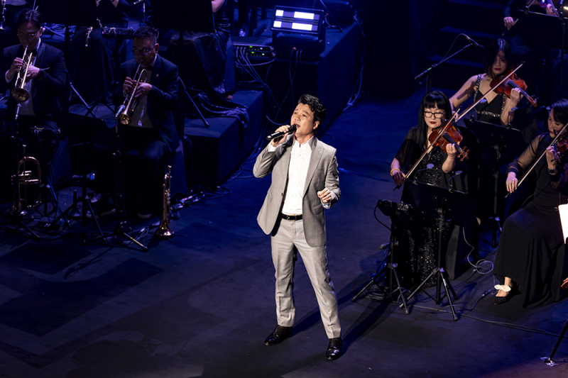 nsut vu th-ng l-i thang hoa trong dêm nh-c.jpg -0