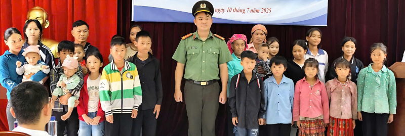 nh-ng d-a con anh nh-n d- d-u trong su-t 4 nam qua.jpg -0