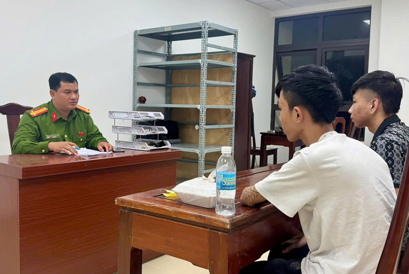 Bắt 2 đối tượng trốn truy nã sau khi dùng hung khí chém người  -0