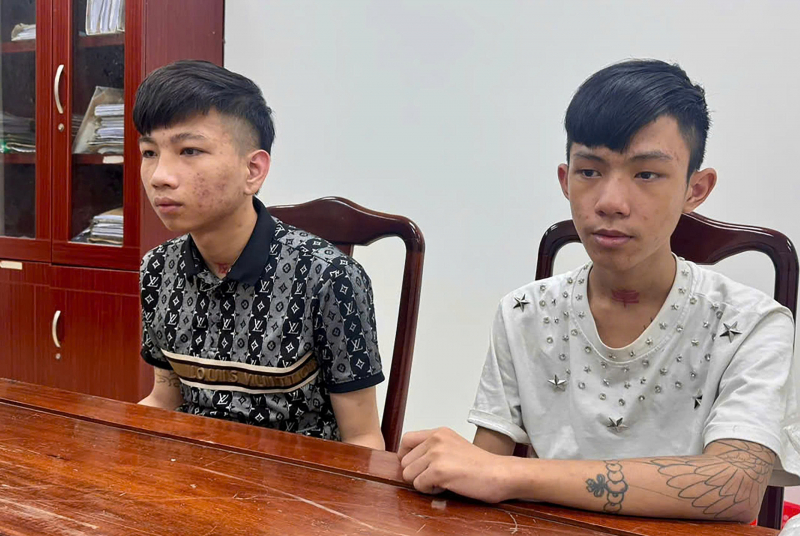 Bắt 2 đối tượng trốn truy nã sau khi dùng hung khí chém người  -0