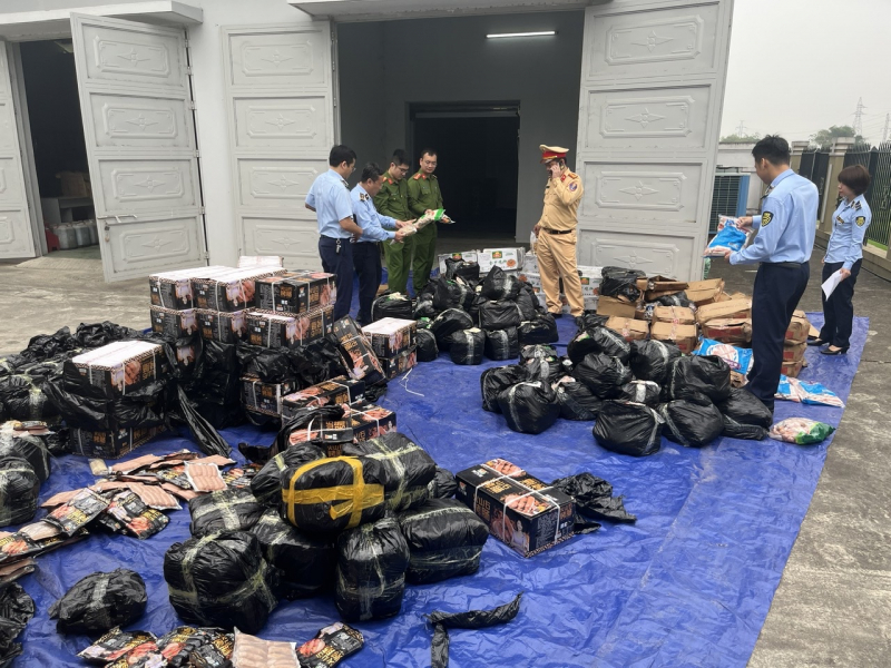 Ngăn chặn trên 2,3 tấn thực phẩm không rõ nguồn gốc -0