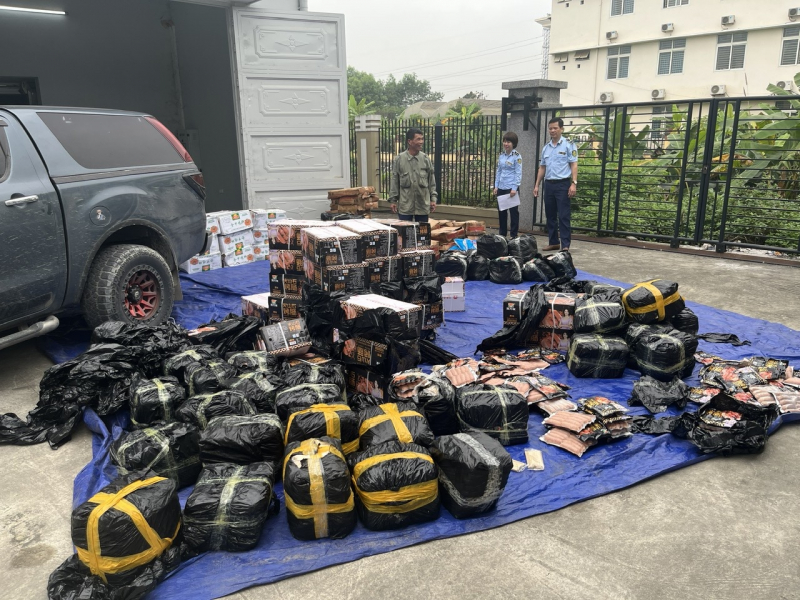 Ngăn chặn trên 2,3 tấn thực phẩm không rõ nguồn gốc -1