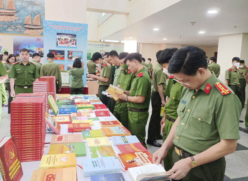 Đa dạng hoạt động Ngày Sách và Văn hóa đọc trong Công an nhân dân -0