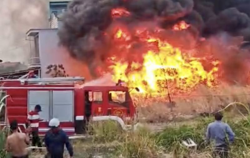 Cháy lớn tại bãi đất trống đe dọa hàng chục căn nhà  -0