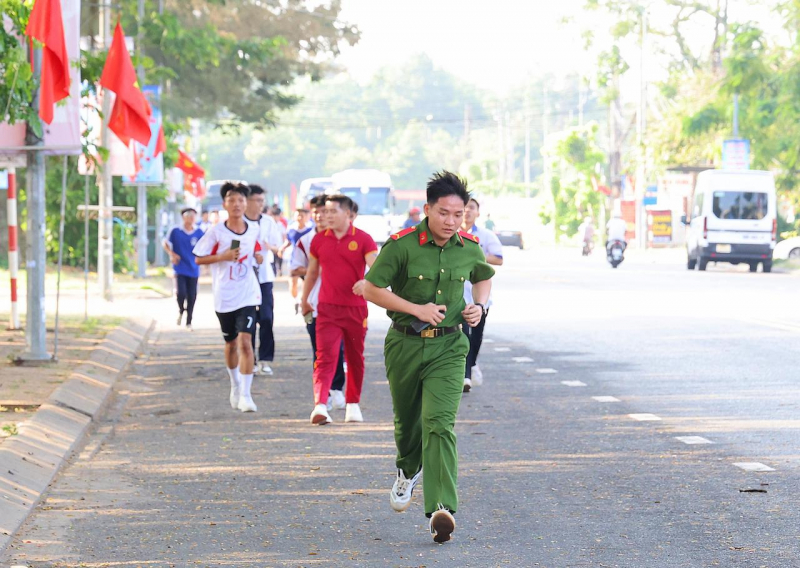 Miền Tây Nam bộ sôi nổi “Ngày chạy Olympic: Vì sức khỏe toàn dân - Vì an ninh Tổ quốc” -0