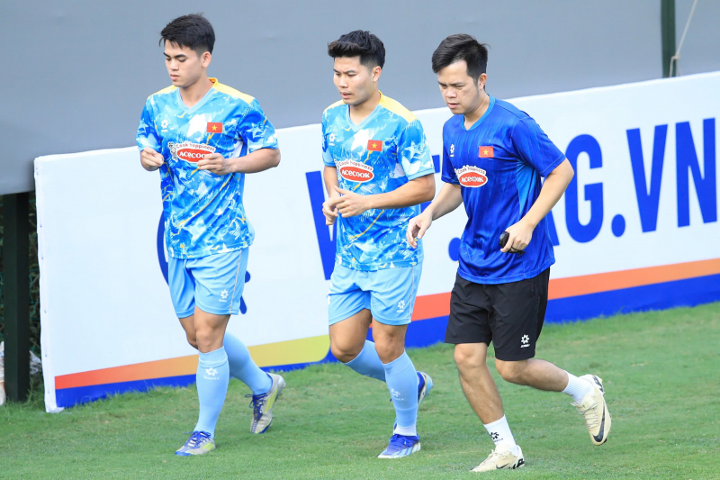 ĐTQG Việt Nam tiếp tục nhận thêm quân, Xuân Son bị đau nhẹ -0
