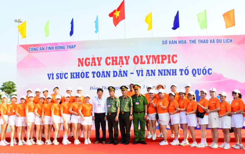 Miền Tây Nam bộ sôi nổi “Ngày chạy Olympic: Vì sức khỏe toàn dân - Vì an ninh Tổ quốc” -0