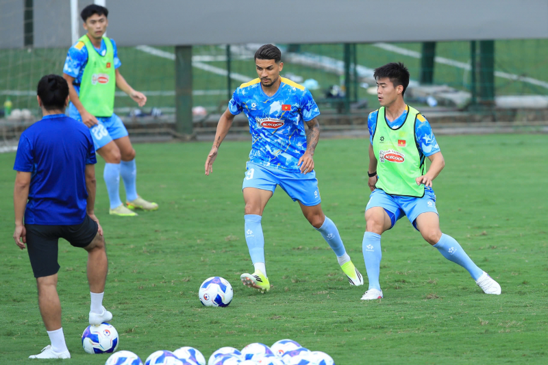 ĐTQG Việt Nam tiếp tục nhận thêm quân, Xuân Son bị đau nhẹ -0