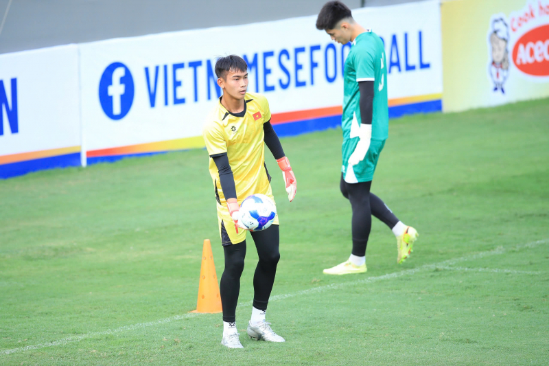 ĐTQG Việt Nam tiếp tục nhận thêm quân, Xuân Son bị đau nhẹ -0