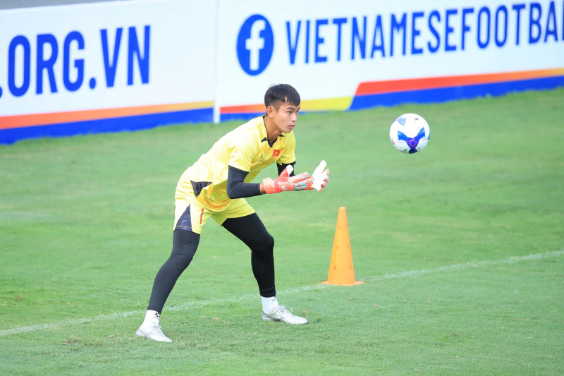 ĐTQG Việt Nam tiếp tục nhận thêm quân, Xuân Son bị đau nhẹ -0