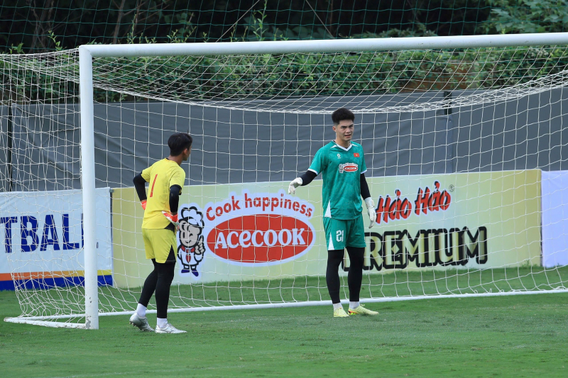 ĐTQG Việt Nam tiếp tục nhận thêm quân, Xuân Son bị đau nhẹ -0