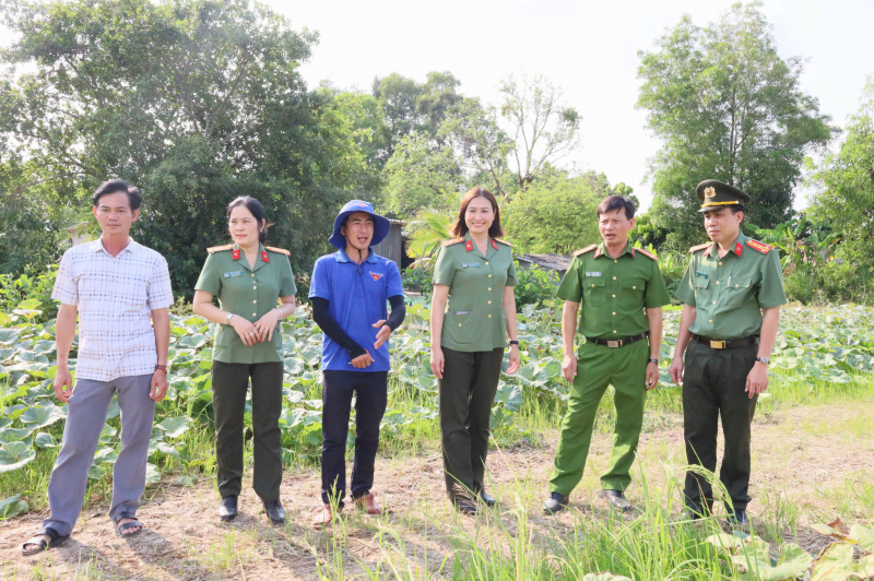 Công an Cà Mau chung tay hỗ trợ nông dân tiêu thụ nông sản -0